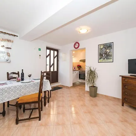 2 Bedroom Gorgeous In Kastel Kambelovac Apartment *