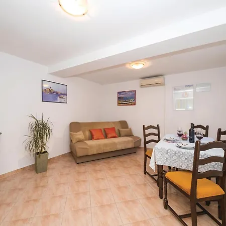 2 Bedroom Gorgeous In Kastel Kambelovac Kastela