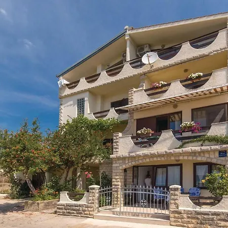 2 Bedroom Gorgeous In Kastel Kambelovac Kastela
