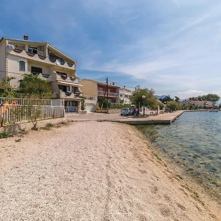 Two-bedroom Kastel Kambelovac 03 아파트