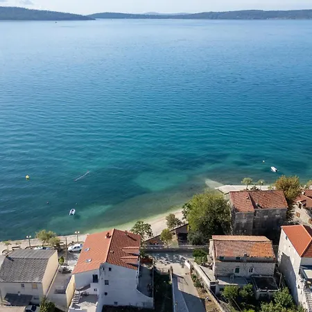 Two-bedroom Kastel Kambelovac 03 아파트